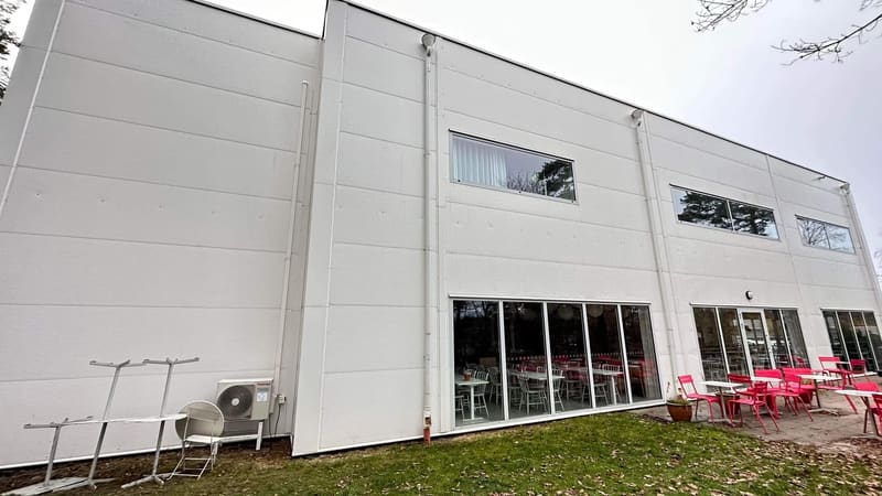 Samma fasad efter fasadtvätt, jämnt vit utan rinnspår