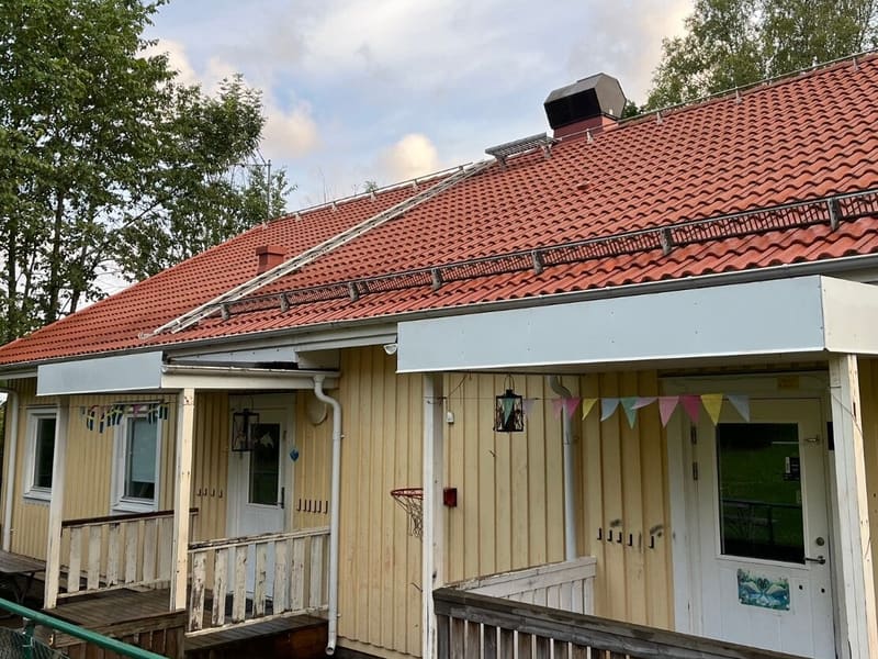 Samma radhustak efter taktvätt, med rena röda tegelpannor